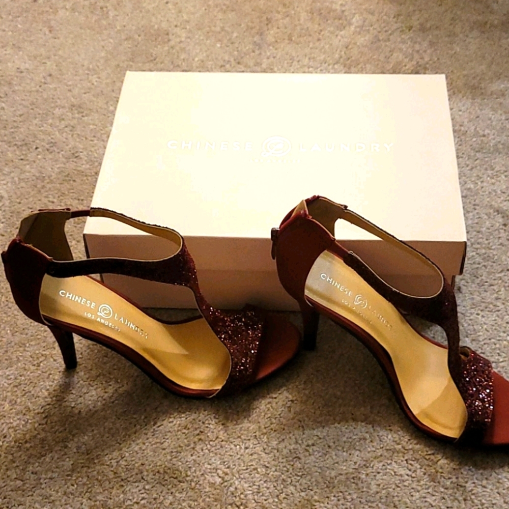 Pretty sparkly and classy heels 👠